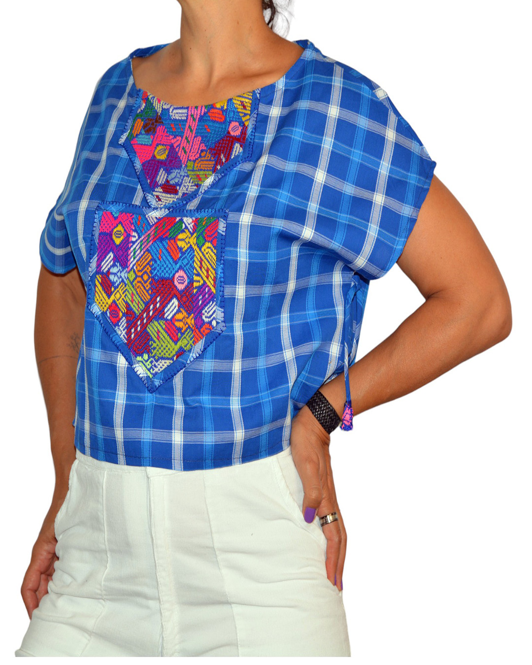 Blusa azul con bordado tipo huipil inspirado en tradición mexicana